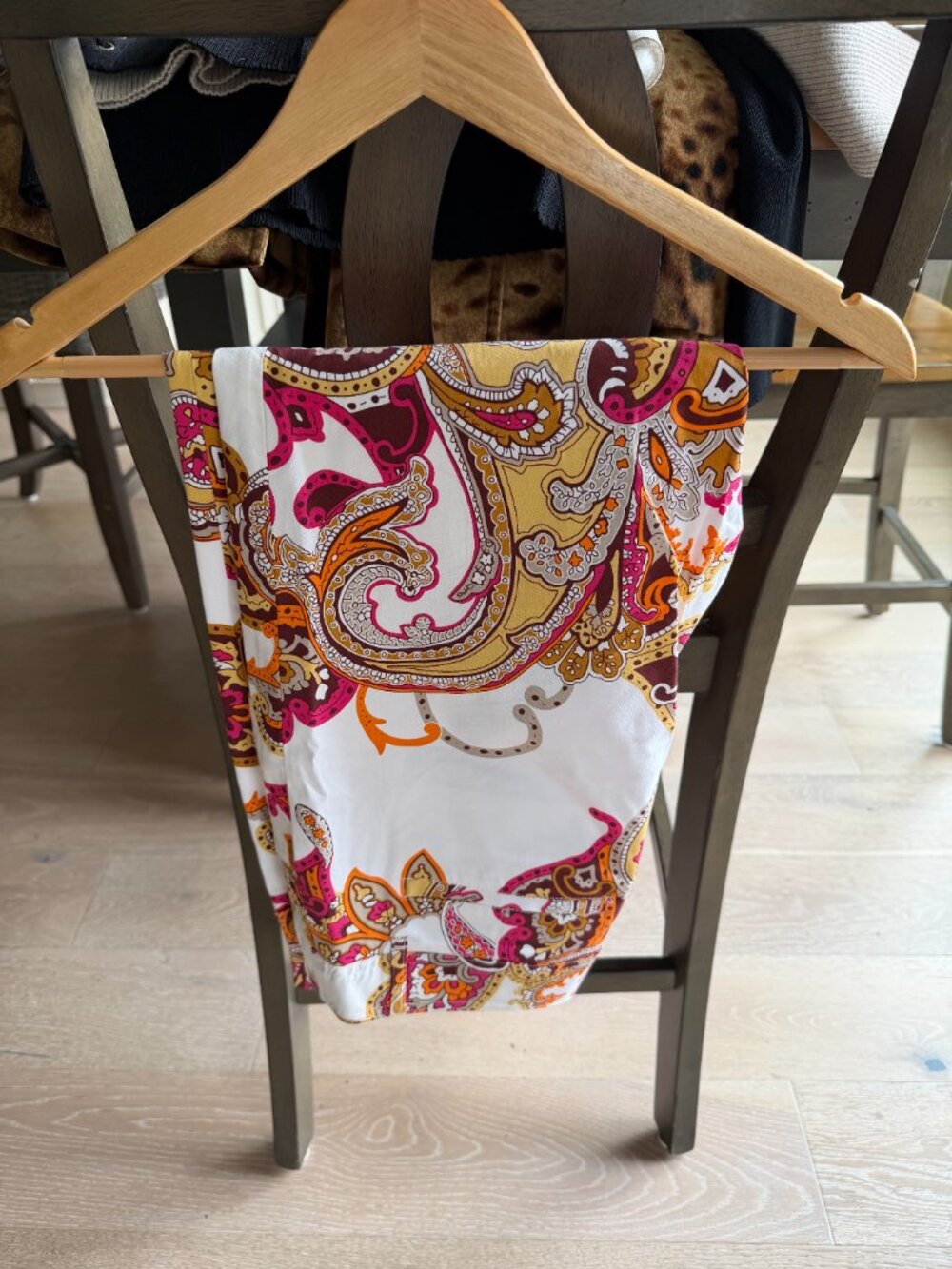 Cache crop swirly print size 8 -- moving